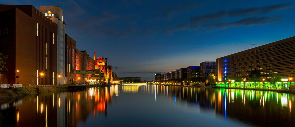 Innenhafen in Duisburg bei Nacht Bild: Pixabay