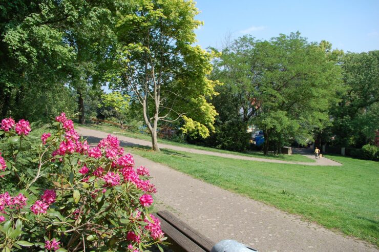 Gethmannscher Garten mit Bäumen und Blumen Bild: Ulrich Kestler