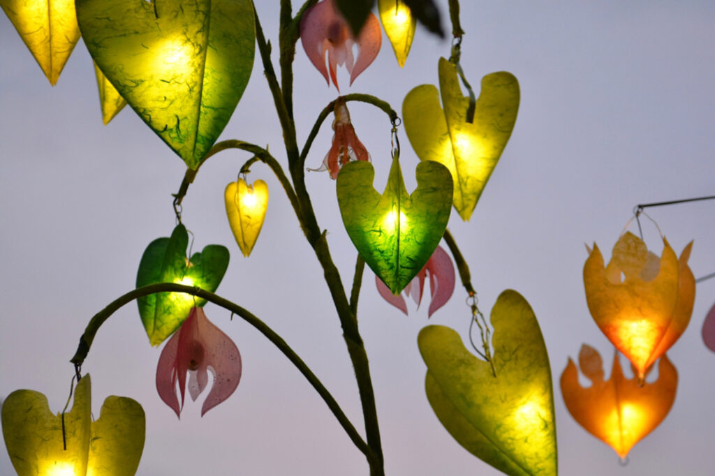 Bunte Lampions hängen an einem Baum beim Lichterfest
Bild: Stadt Dortmund/Stefanie Kleemann