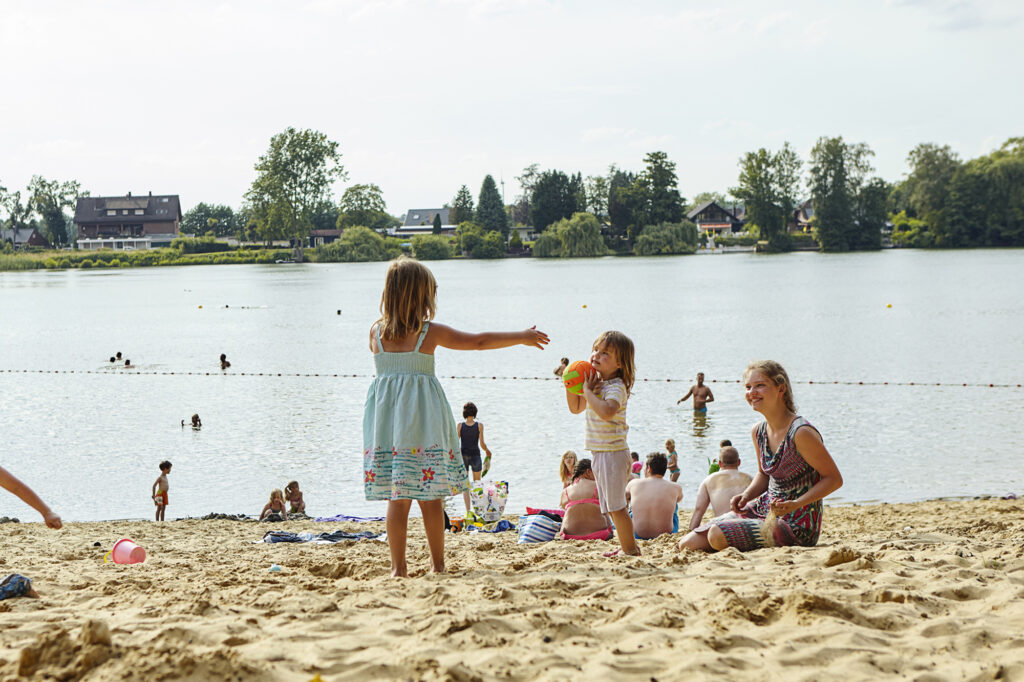 Kinder spielen ausgelassen am Strand
Bild: Seepark Ternsche