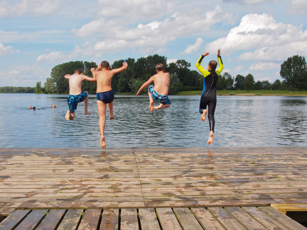 Kinder springen in den Auesee
Bild: Jürgen Bosmann