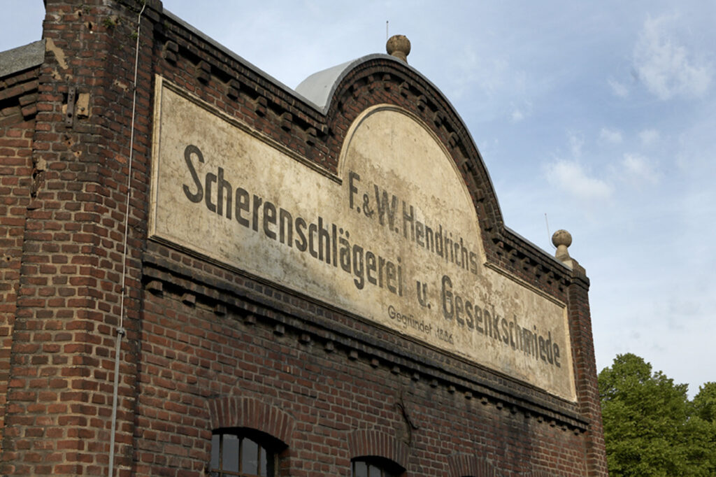 Eckfassade der Gesenkschmiede Hendrichs. Allein dieser Teil der Außenansicht wurde einst mit ästhetischem Anspruch gestaltet. Bild: LVR-Industriemuseum