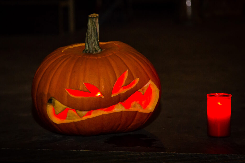 Am Halloweensabend darf ein Kürbnis, dem ein verschmitztes Grinsen geschnitzt wurde nicht fehlen und stimmt das gruselige Ambiente mit einem schaurigen Kerzenlicht an.
(Foto: Burg Satzvey/Der Fotoschmied Mike Göhre)