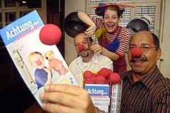 Schnipp-Schnapp für Schnick-Schnack: Obermeister Jörg Böhlke (links) und der Geschäftsführer der Kreishandwerkerschaft Dieter Mrowald setzen sich mit der Friseurinnung für die Klinikclowns des Circus ein. Zum Dank frisiert ihnen Clownsfrau Krümel die Haare.
