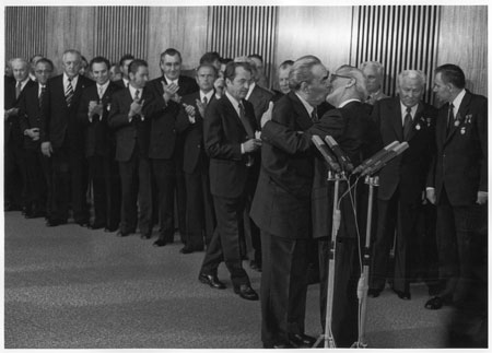 Schwarz-Weiß ist Farbe genug, Bild: Leonid Breschnew und Erich Honecker beim 30. Jahrestag der DDR, Ost-Berlin, 1979 © Barbara Klemm