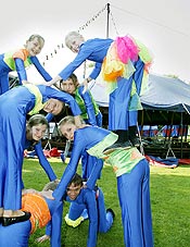 Mit guter Laune in die Zeltwoche: Die Artisten des Circus Schnick-Schnack freuen sich auf die Premiere am 14. Juni.