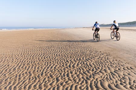 Fahrradfahrer am Strand von Bergen aan Zee, Foto: Hollandse Hoogte / ANP Foto