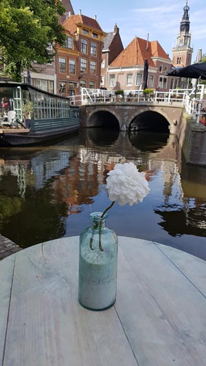 Ein gemütliches Café mit Blick auf die Grachten in Alkmaar, Foto: ruhr-guide