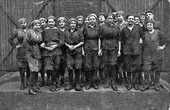 Junge Zechenarbeiterinnen (1918).
Repro: LWL