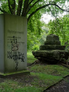 Info-Tafel im Skulpturenwald Rheinelbe. Foto: Swen Denkhaus