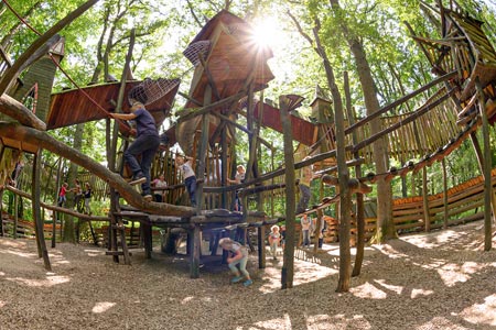 Ein Outdoor Spielplatz begeistert mit abenteuerlichen Klettermöglichkeiten, Foto: Ketteler Hof