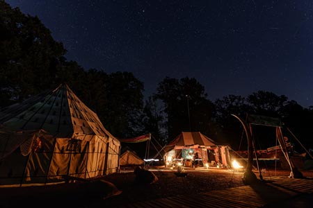 Stimmungsvolles Ambiente und authentische Lager erwarten die Gäste der Tolkien Tage; Foto: Stefan Claasen