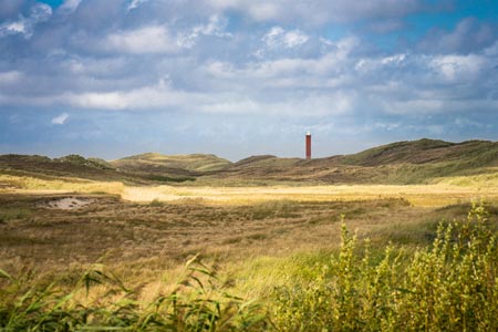 Leuchtturm von Callantsoog umgeben von der idyllischen Dünenlandschaft, Foto: Holland boven Amsterdam