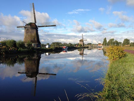 Eine Windmühle bei Alkmaar umgegeben von schönen Landschaften, Foto: pixabay, dovadi