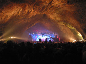 Blick auf die Bühne bei einem Konzert in der Balver Höhle