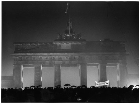 Ausstellung Barbara Klemm, Bild: Öffnung des Brandenburger Tors, Berlin, 22. Dezember 1989 © Barbara Klemm