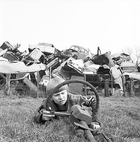 Junge auf einem Schrottplatz bei Castrop-Rauxel-Henrichenburg, ca. 1975, Foto: LWL-Archiv/ Helmut Orwat
