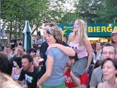 Amüsiertes Publikum beim Punk-Rock-Karaoke bei Bochum Total 2004