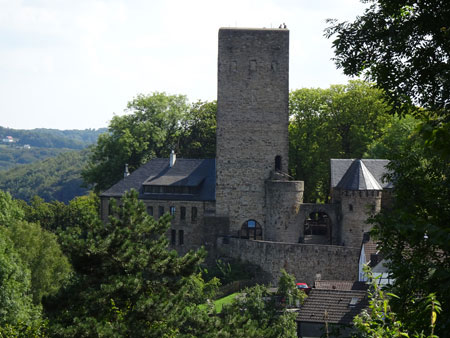 Burg Blankenstein umgeben von Grün Foto: Klartext Verlag