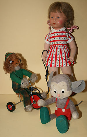 Puppe, Dackel und Maus, Foto: Bettina Dorfmann