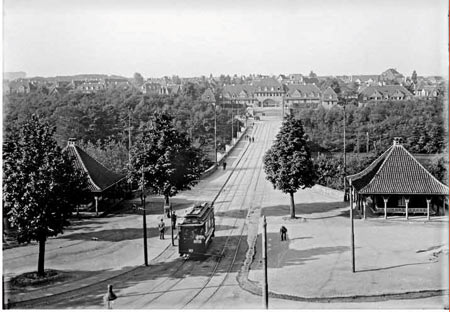 Zufahrtsbrücke mit Straßenbahn und Wartehallen, um 1912, Foto: Ruhr Museum; Stadtbildstelle Essen