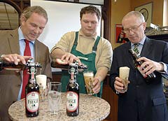 Eingeschenkt: Jürgen Fiege, Brauer Christian Lippka und Hugo Fiege (v.l.) lassen mit Gründer-Bier die Tradition der Ruhrgebietsbrauerei aufleben.