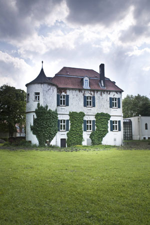 Haus Goldschmieding mit Rasen Foto: Klartext Verlag