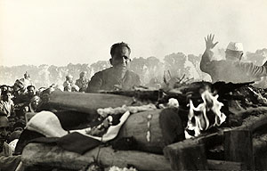 Henri Cartier-Bresson
Die Feuerbestattung von Gandhi an den Ufern der Sumna