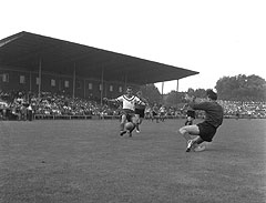 Torhüter Traska wirft sich einem Düsseldorfer Angreifer entgegen. Die alten Zeiten der Emscher Husaren in der Oberliga West im voll besetzten Fürstenbergstadion, 1958.