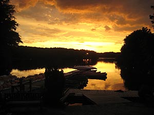 Der Bootsverleih Meilenbrock bei Sonnenuntergang