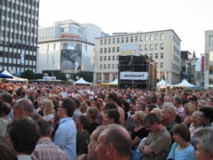Großer Andrang bei Essen. Original 2005