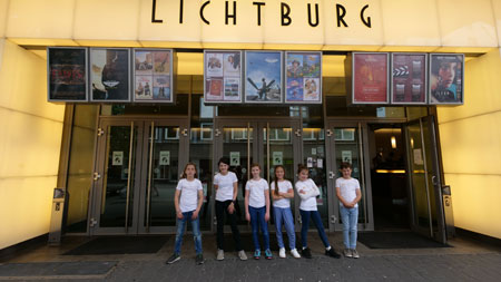Die Kinderjury 2022 steht vor der Lichtburg in Oberhausen, Foto: Daniel Gasenzer