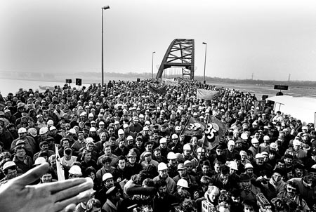Duisburg-Rheinhausen, Brücke der Solidarität, 1988; Foto: Manfred Vollmer