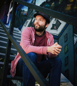 Marc-Uwe Kling sitzt auf einer Treppe Foto: Sven Hagolani