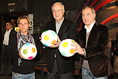 Dariusz Wosz (VfL Bochum), Fritz Pleitgen (Vorsitzender der Geschäftsführung der RUHR.2010 GmbH) und Andreas Müller (Schalke 04)