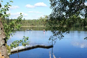 Der Steg direkt am Wasser hinter dem Haus in Schweden
