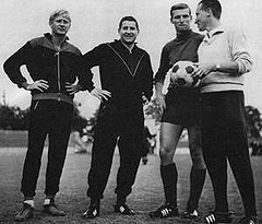 Heinz Höher, Helmut Rahn, Torwart Manfred Maglitz und
Trainer Rudi Gutendorf waren Duisburgs erste Neuzugänge.