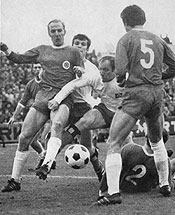 Von 1969 bis 1973 behauptete sich Rot-Weiß Oberhausen in der Bundesliga - überwiegend ein permanenter Abstiegskampf. Heute sind die Kleeblätter nur noch viertklassig in der Oberliga.
