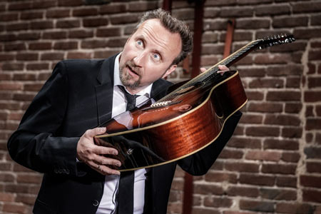 Helmut Sanftenschneider mit Gitarre, Foto: Oliver Haas