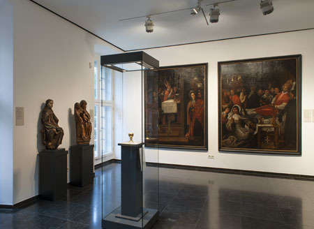 Gemälde und Ausstellungsstücke in der Schatzkammer Foto: Anne Gold, Aachen
