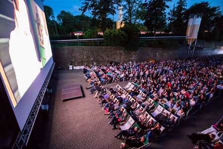 Bild von der Leinwand und dem Publikum beim Kino Open Air Foto: Sebastian Humbek