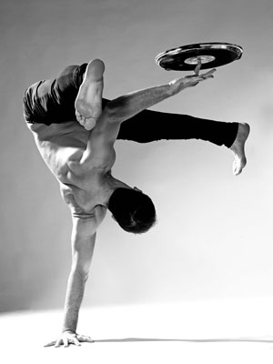 Semion Bazavlouk beim Breakdance als Human Turntable, Foto: Varieté et cetera