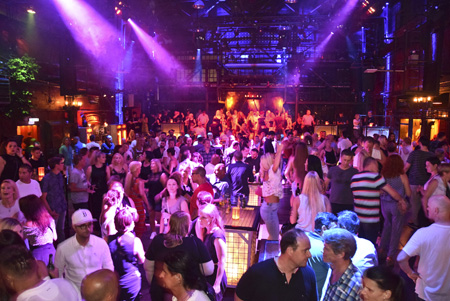 Menschen feiern bei einer Ü30-Party von Suberg Foto: Marketing 4 Everyone GmbH