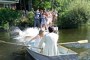 the big wedding das Paar im Boot