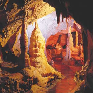 Ein Weg in der Atta-Höhle, Foto: Attendorner Tropfsteinhöhle