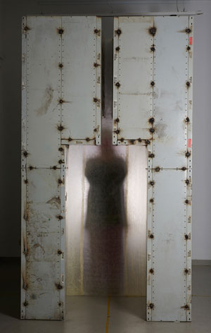 Angerostetes Stahlkonstrukt mit schattigen Umriss einer Person, Foto: Verein Metamorphose e.V