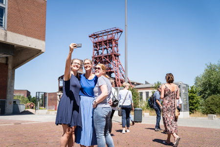 Selfies vor der Zeche Consol, Foto: Ruhr Tourismus / Dennis Stratmann