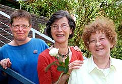 Setzen sich mit der Wette für fair gehandelte Blumen ein (von links): Pfarrerin Susanne Kuhles vom Evangelischen Frauenreferat, Gisela Oligmüller und Anne Bönninghaus (beide von der Katholischen Frauengemeinschaft).