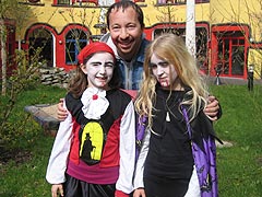 DJ Bobo mit den Vampirkindern Johanna Holtkamp und Malia Pohl vor dem Ronald McDonald Haus in Essen
