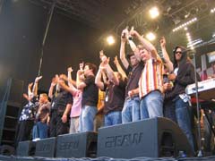 Fototermin zum Finale: Die Macher von Bochum Total 2005 kamen zum Gruppenfoto auf die EinsLive-Bühne